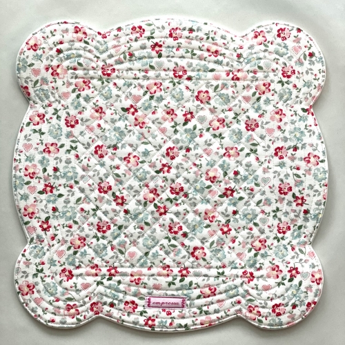 Weißes 34x34 cm großes gequiltetes quadratisches Platzdeckchen