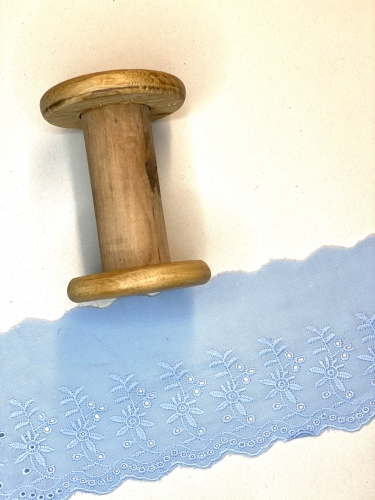 Broderie Spitze Band - 9 cm - Large Flower - Hellblau
