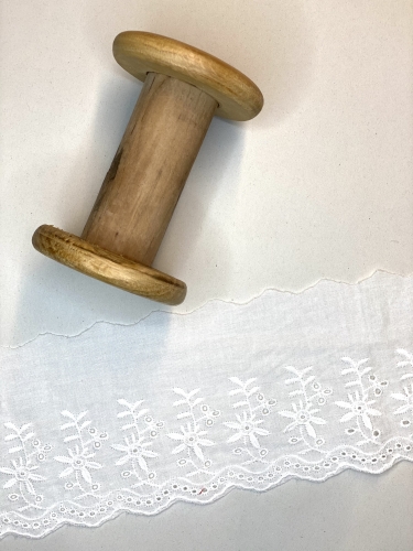 Broderie Spitze Band - 9 cm - Large Flower - Wollweiß
