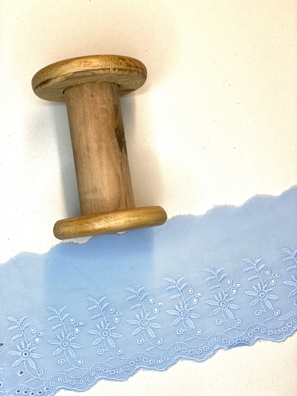 Broderie Spitze Band - 9 cm - Large Flower - Hellblau