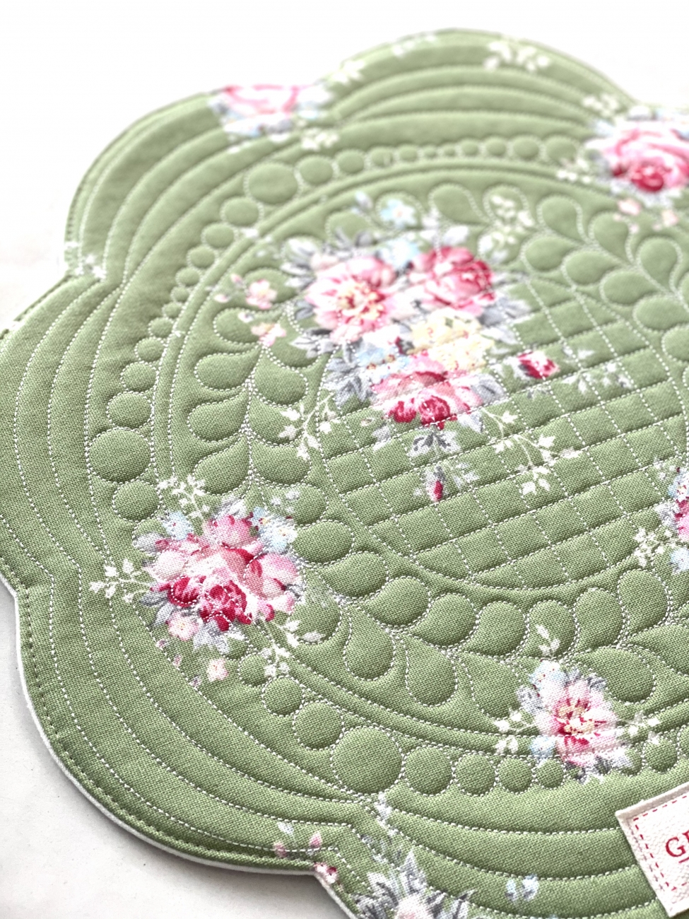 Grünes 35 cm großes gequiltetes rundes Platzdeckchen