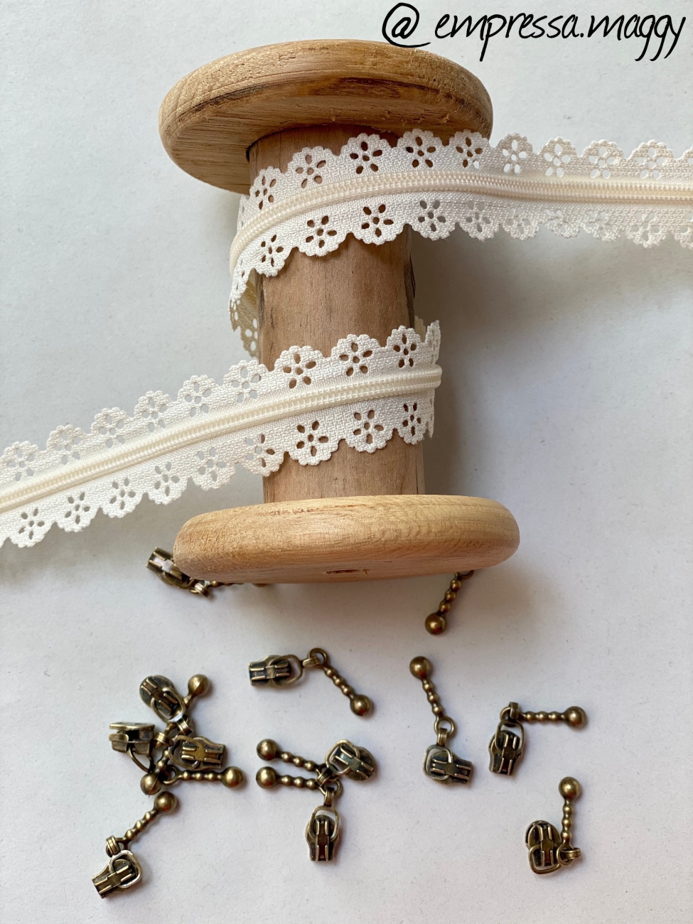Endlosreißverschluss - Spitze Spirale 3 mm - Sand + 4 Zipper Altmessing