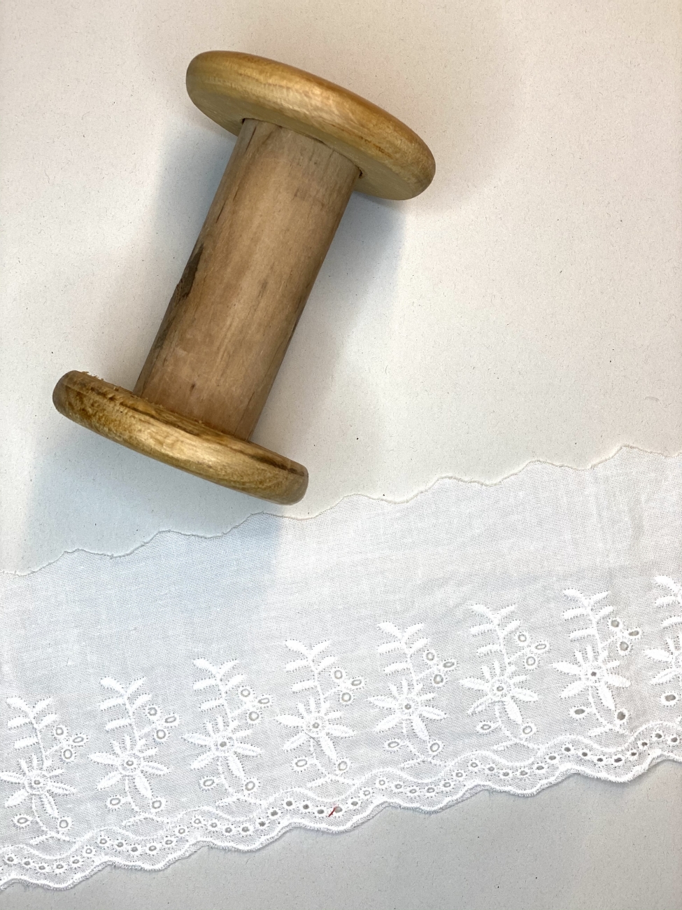 Broderie Spitze Band - 9 cm - Large Flower - Wollweiß
